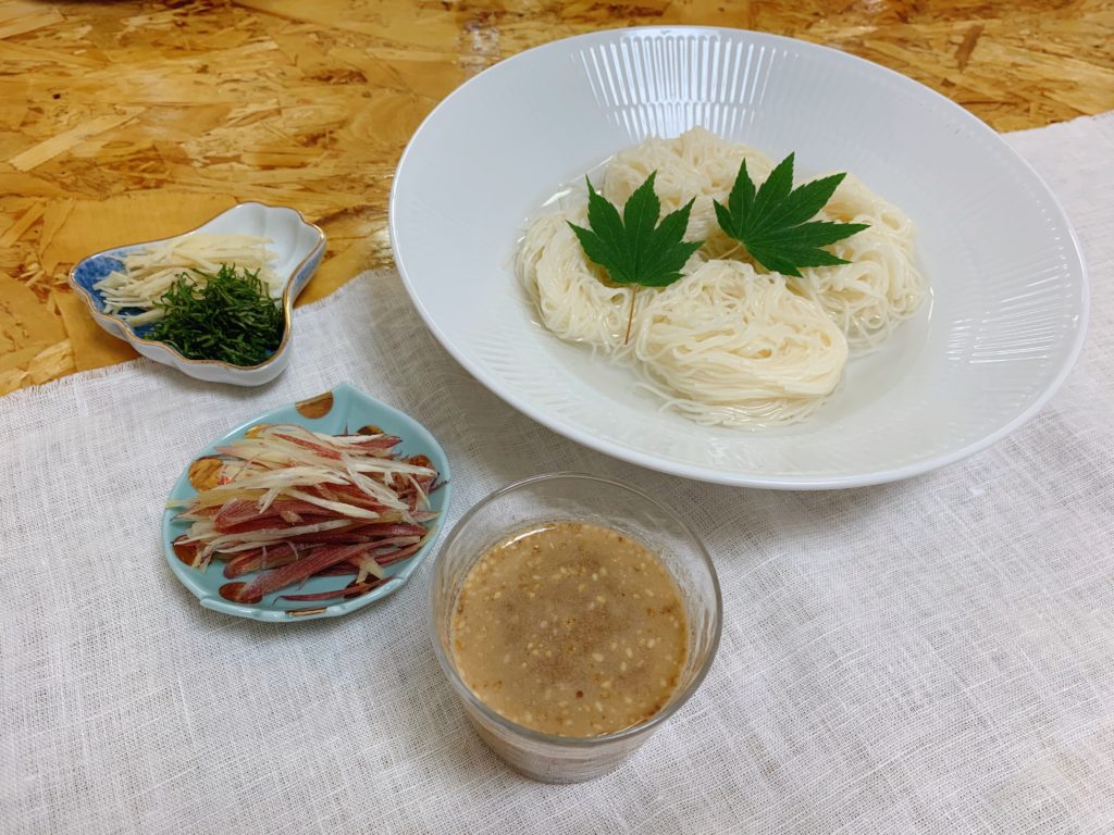 薬味たっぷり！ごまダレそうめん